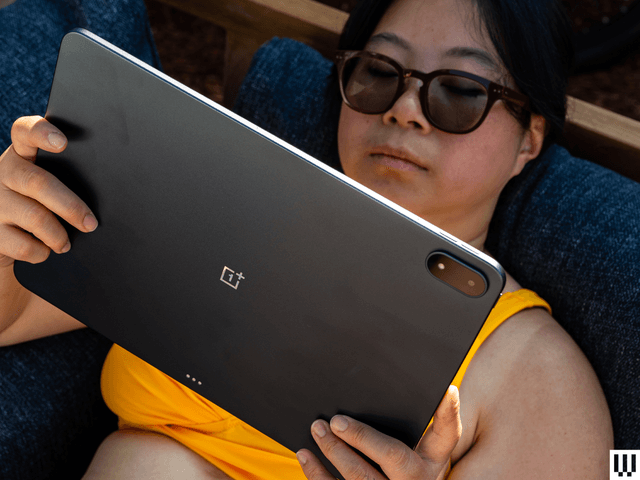 Image may contain: Chiyoko Shimakura, Computer, Electronics, Laptop, Pc, Accessories, Sunglasses, Body Part, Finger, and Hand