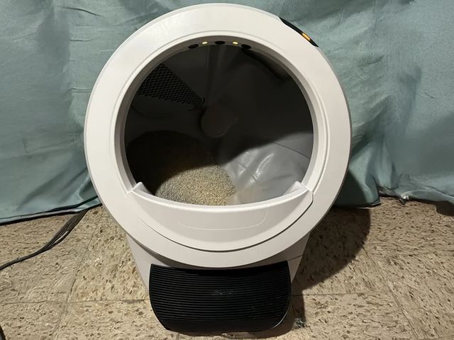 Sphere shaped device with opening and sand inside